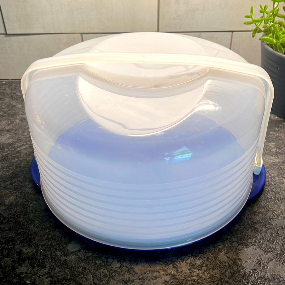 Vintage cake carrier. Tupperware. Blue and white. Locks to carry by hand…